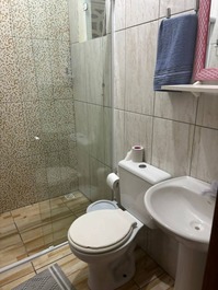 Se alquila casa en Bombinhas a 150 metros de la playa.