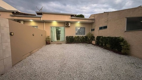 Se alquila casa en Bombinhas a 150 metros de la playa.