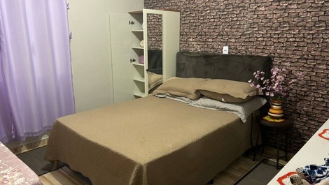 Se alquila casa en Bombinhas a 150 metros de la playa.