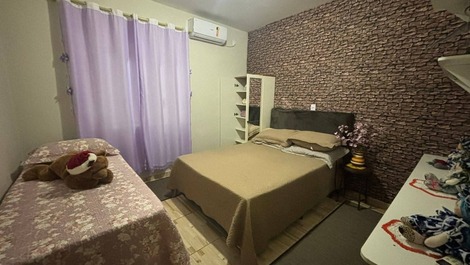 Se alquila casa en Bombinhas a 150 metros de la playa.