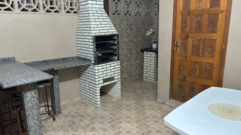 Se alquila casa en Bombinhas a 150 metros de la playa.