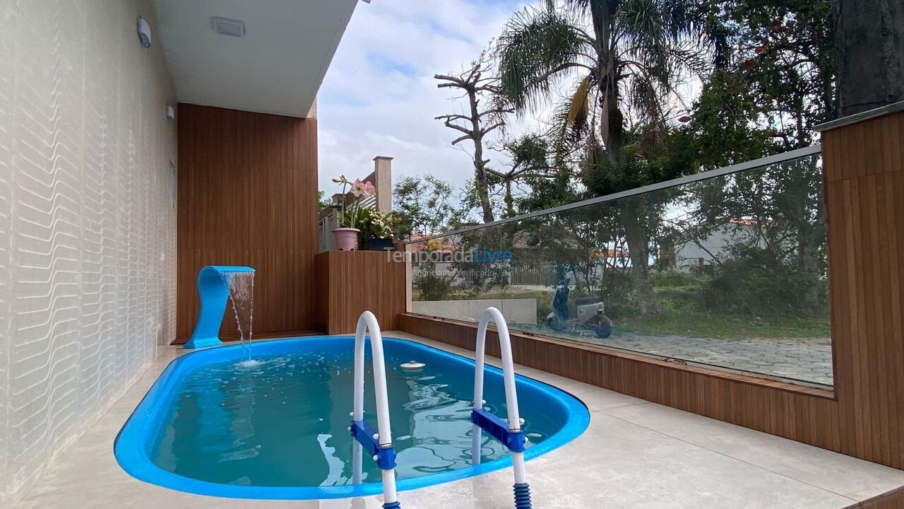 Casa para aluguel de temporada em Bombinhas (Praia de Zimbros)