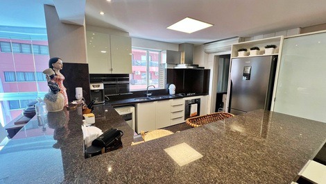 Ed. Number One: 4 quartos frente mar // churrasqueira // 3 vagas