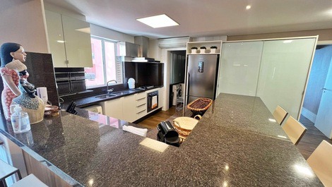 Ed. Number One: 4 quartos frente mar // churrasqueira // 3 vagas