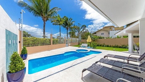 Casa frente a la playa con 4 suites y piscina en la playa Daniela - Alquiler vacacional