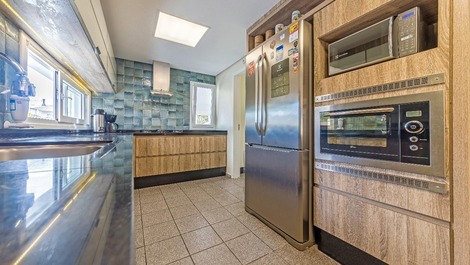 Casa frente a la playa con 4 suites y piscina en la playa Daniela - Alquiler vacacional