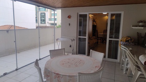 Sacada com churrasqueira