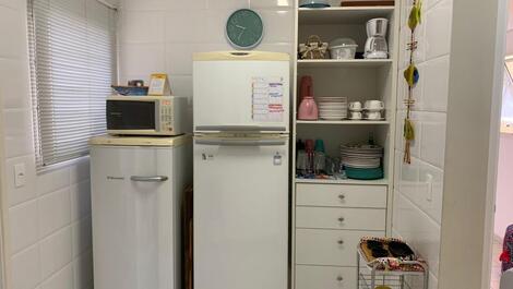 Cozinha completa com freezer vertical e utensilios