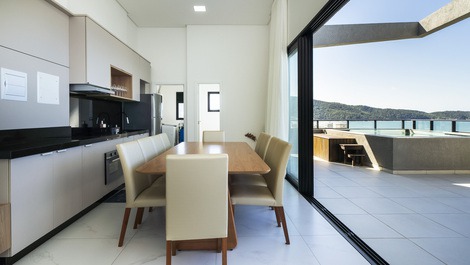 COBERTURA DUPLEX COM VISTA MAR, A 30 METROS DA PRAIA DE BOMBAS.