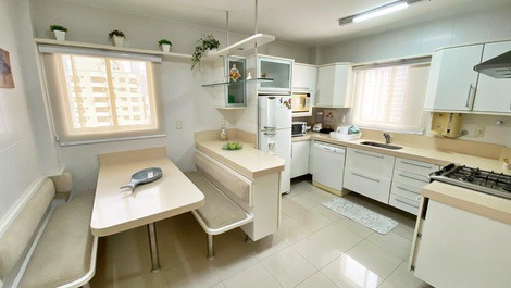 Ed. Márcia: 3 habitaciones // a una cuadra de la playa // balcón // wifi