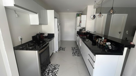 Casa Completa com Piscina 650m da Praia Balneário Perequê