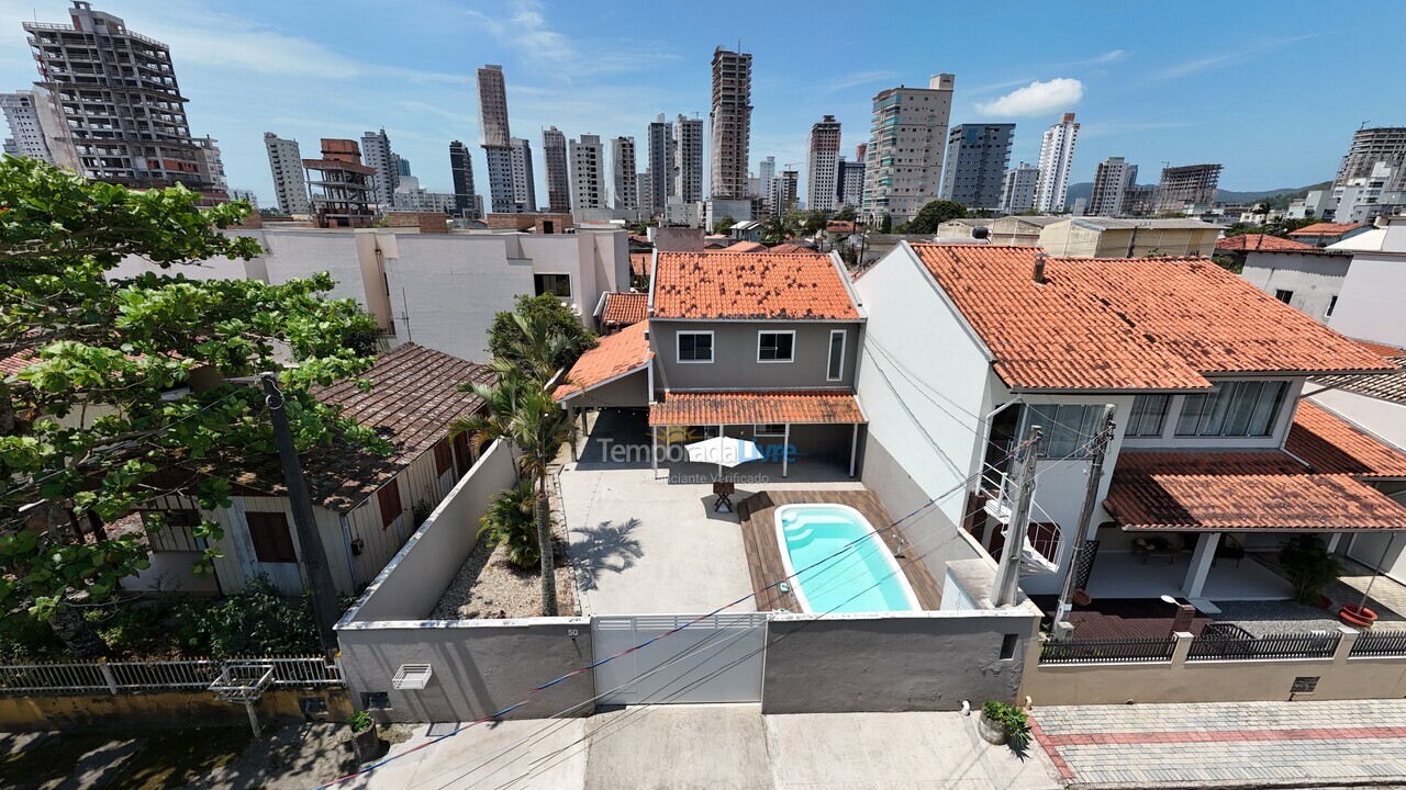 Casa para aluguel de temporada em Porto Belo (Perequê)