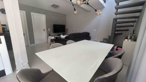 Casa Completa com Piscina 650m da Praia Balneário Perequê