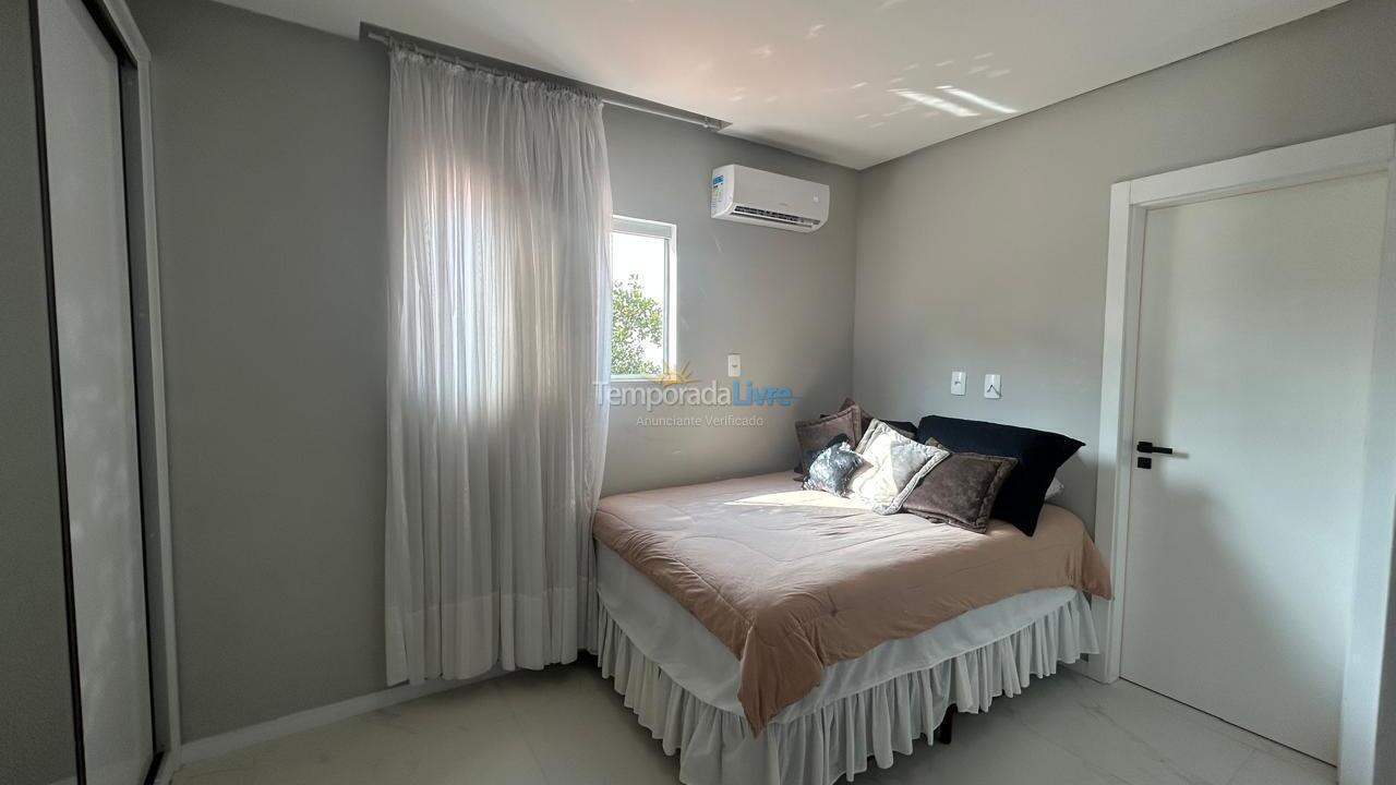 Casa para aluguel de temporada em Porto Belo (Perequê)