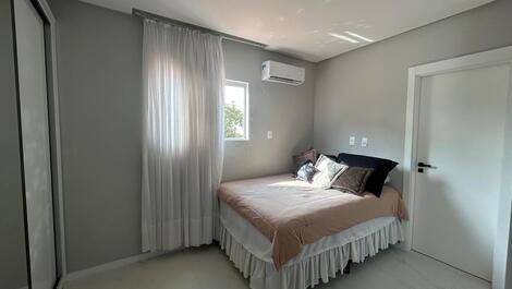 Casa Completa com Piscina 650m da Praia Balneário Perequê