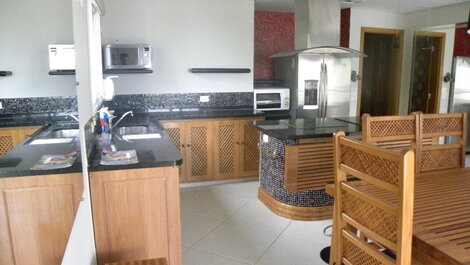 Coverage on the big beach for 10 people.