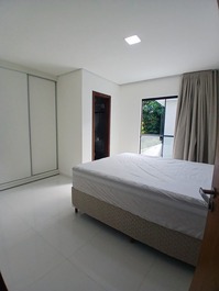 Flat de luxo com 3 suítes na Praia de Taperapuan