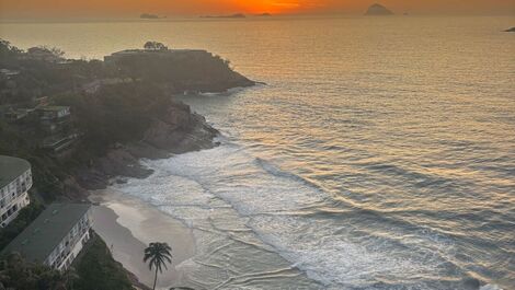 Praia da joatinga no nascer do sol