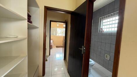 Two bedroom townhouse 200 meters from the beach in the center of Bombinhas