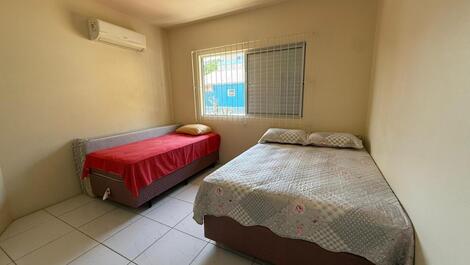 Two bedroom townhouse 200 meters from the beach in the center of Bombinhas