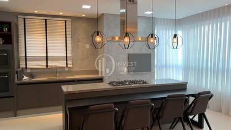 Beachfront property for rent for 9 people, 3 suites, 3 parking spaces.