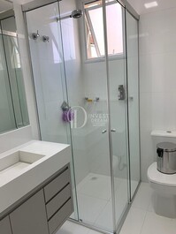 Beachfront property for rent for 9 people, 3 suites, 3 parking spaces.