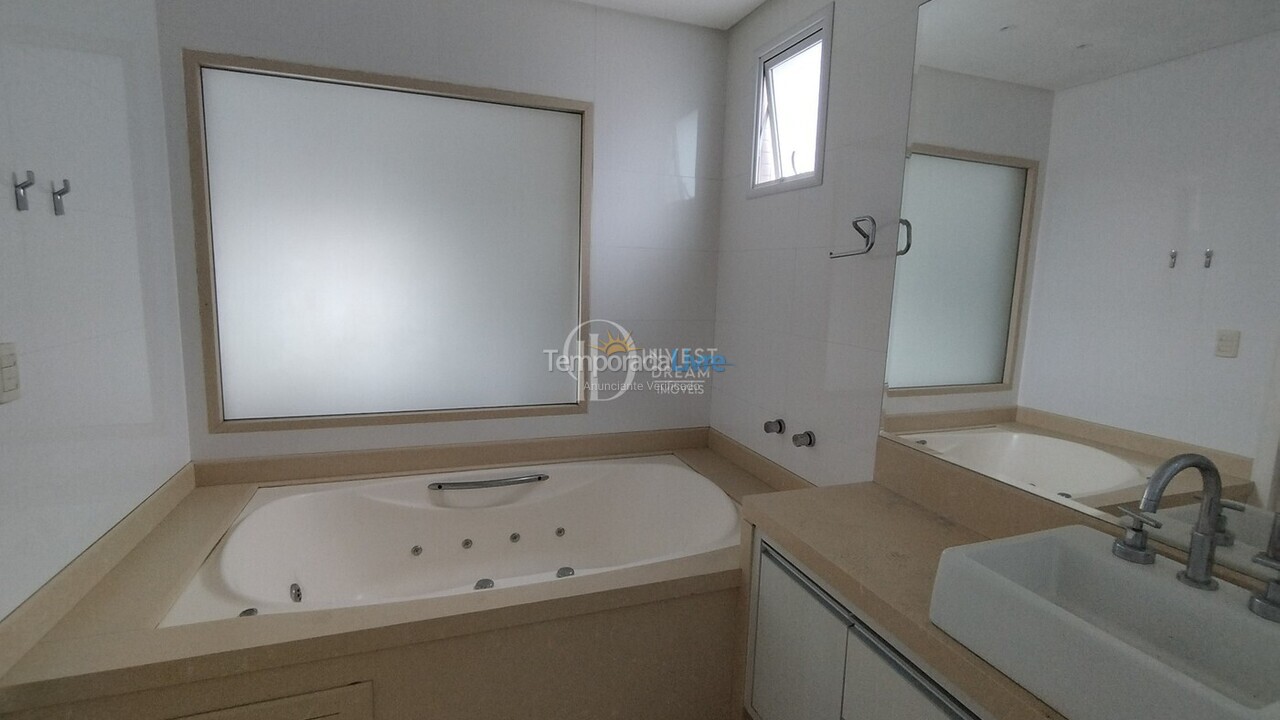 Apartment for vacation rental in Itapema (Meia Praia)