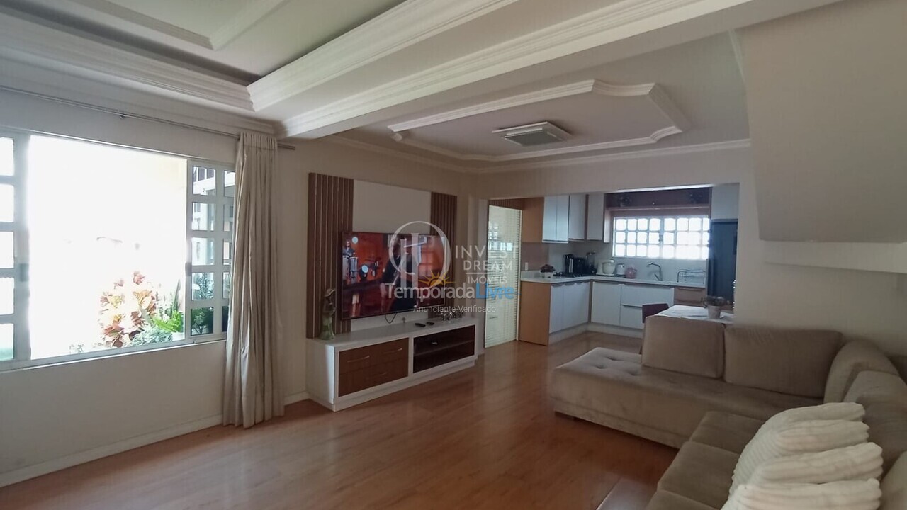 Casa para aluguel de temporada em Itapema (Meia Praia)