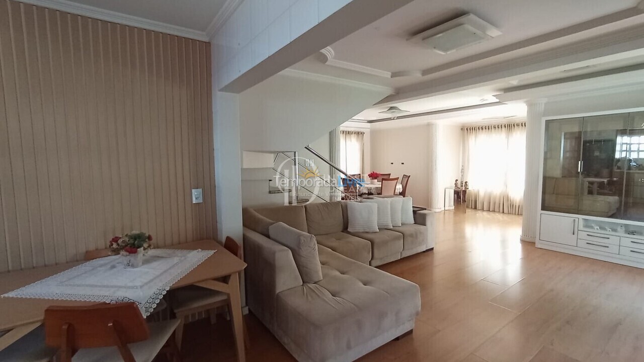 Casa para aluguel de temporada em Itapema (Meia Praia)