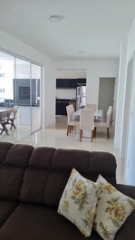 Apartment for seasonal rental, 3 suites.