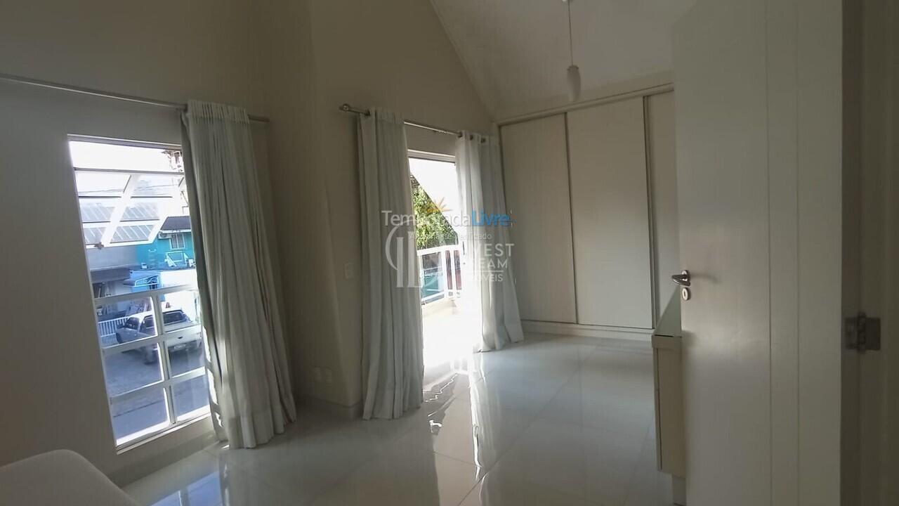 Casa para aluguel de temporada em Itapema (Meia Praia)