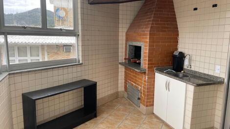 Apartamento com Piscina Privativa e Churrasqueira — A 50m da Praia