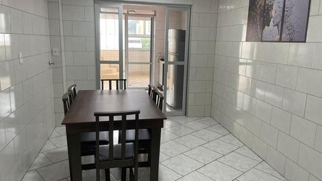 Apartamento com Piscina Privativa e Churrasqueira — A 50m da Praia