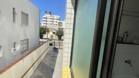 Vista pra rua da janela da cozinha 