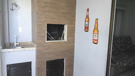 3 dormitórios com ar, quadra mar Meia Praia