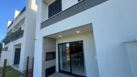 Casa en urbanización cerrada para alquiler vacacional en Praia do Rosa.