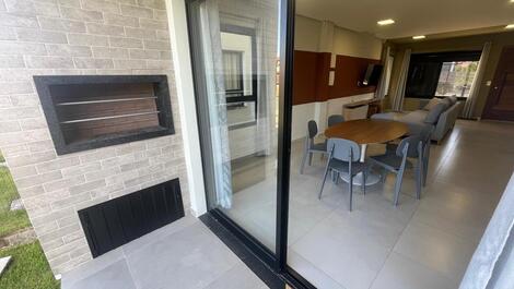 Casa en urbanización cerrada para alquiler vacacional en Praia do Rosa.