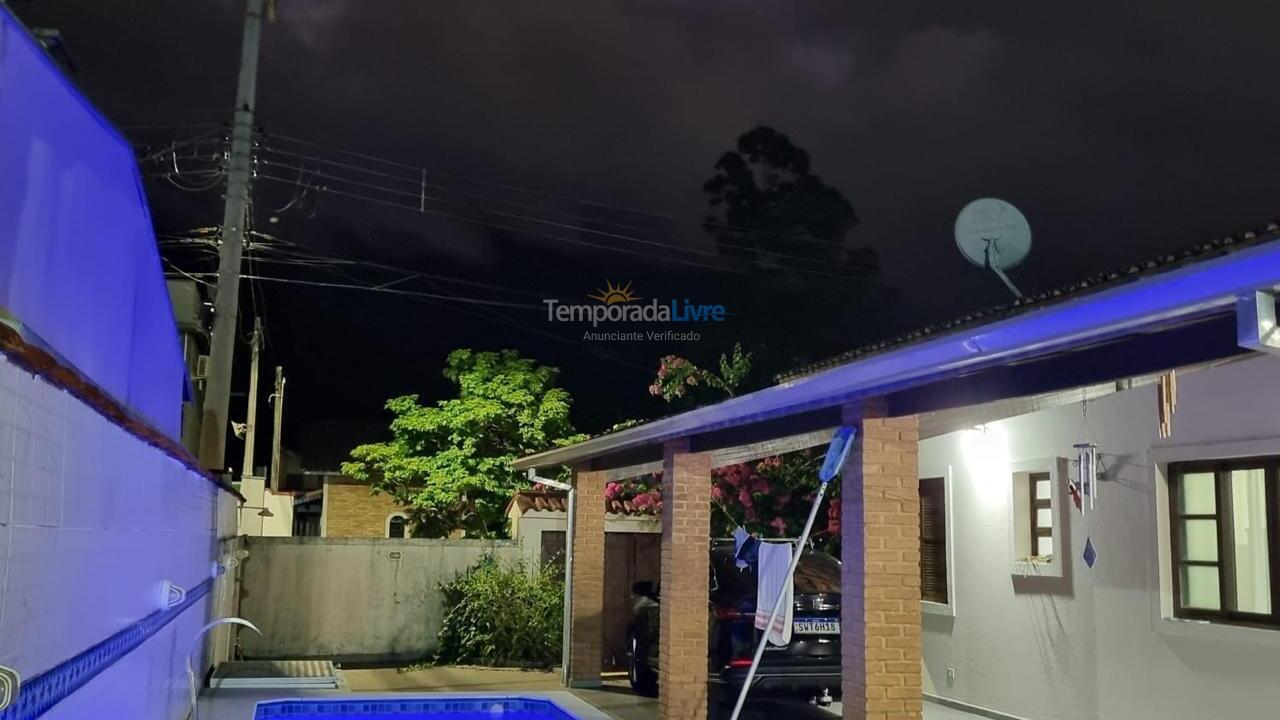 Casa para alquiler de vacaciones em Caraguatatuba (Massaguaçu)