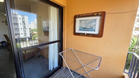 Enseada 2 qts sendo 1 suite, sacada com telas, 1 vg, serv de praia