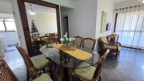 Enseada 2 qts sendo 1 suite, sacada com telas, 1 vg, serv de praia