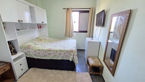 Enseada 2 qts sendo 1 suite, sacada com telas, 1 vg, serv de praia