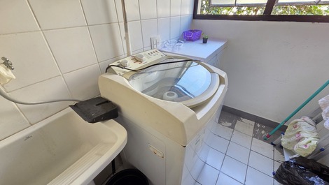 Enseada 2 qts sendo 1 suite, sacada com telas, 1 vg, serv de praia