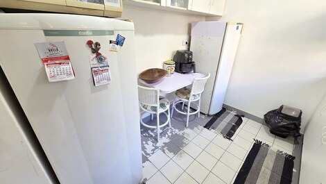 Enseada 2 qts sendo 1 suite, sacada com telas, 1 vg, serv de praia