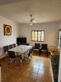 Sala com tv canais liberados e vent. teto