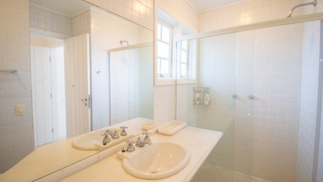 7 suítes Piscina privativa Espaço para famílias grandes