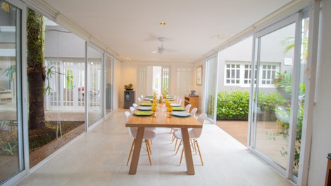 7 suítes Piscina privativa Espaço para famílias grandes