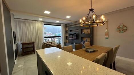 2-bedroom apartment 1 block from the beach, sleeps up to 6 guests – prime location.