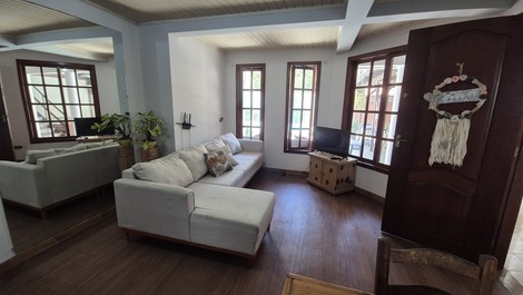 Casa grande con piscina en el centro – hasta 40 personas