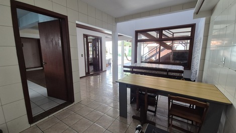 Casa grande con piscina en el centro – hasta 40 personas