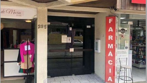 Apartamento com Piscina Privativa e Churrasqueira — A 50m da Praia